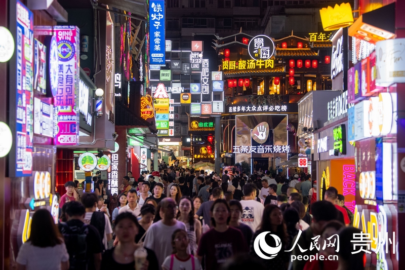 6月21日，貴陽(yáng)，青云市集內(nèi)游人如織。人民網(wǎng)記者 翁奇羽攝