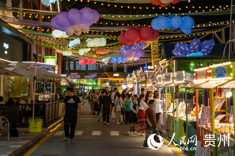 6月21日，貴陽(yáng)新印廠霓虹閃爍，映照城市夜生活。人民網(wǎng) 陽(yáng)茜攝