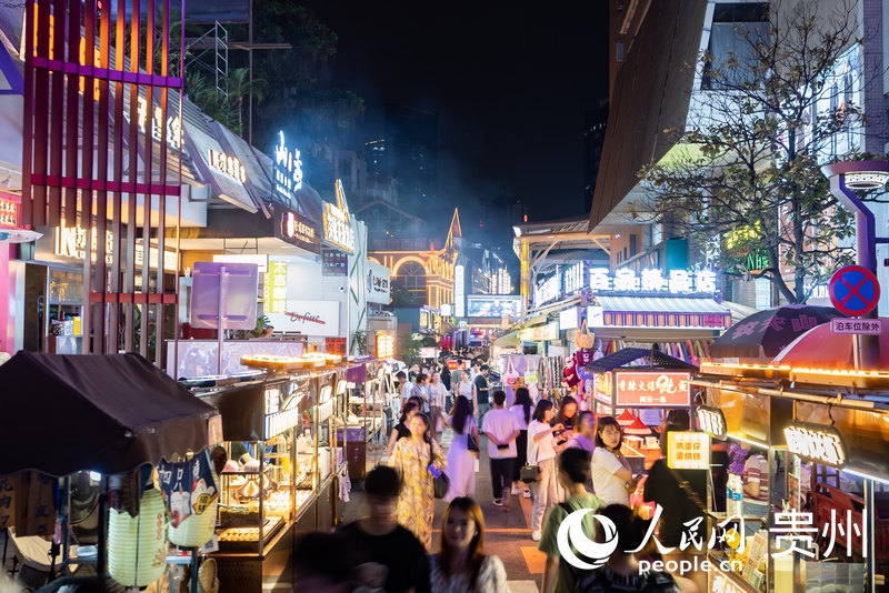 6月21日，夜幕下人頭攢動(dòng)的貴陽(yáng)市太平路街區(qū)。人民網(wǎng)記者 涂敏攝