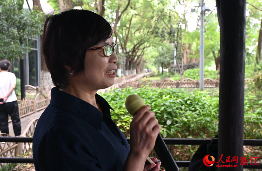 面向運河，任國萍放聲歌唱。人民網記者 張麗瑋