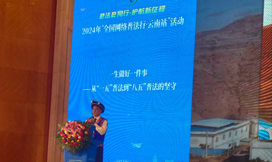 李學平分享普法的故事。人民網記者 孝金波攝