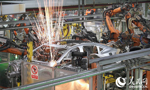 長安汽車兩江工廠，機(jī)械臂正在工作。人民網(wǎng)記者 劉祎攝