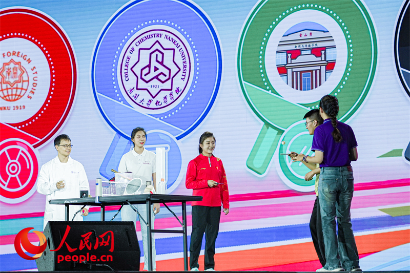 陳夢與南開學(xué)子互動。人民網(wǎng)記者 于凱攝