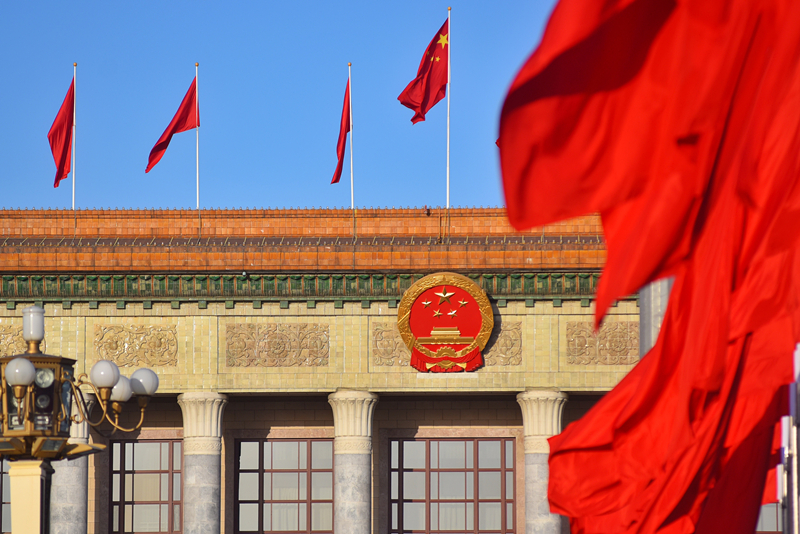 2024年3月8日，北京上空現“兩會藍”，人民大會堂前紅旗飄揚。