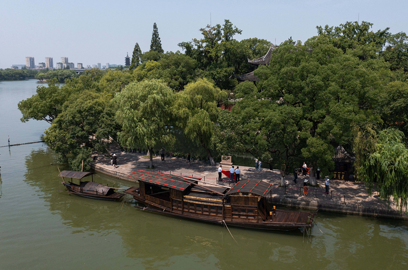 2022年7月27日，南湖紅船停靠在浙江省嘉興市南湖旅游區的湖心島旁。