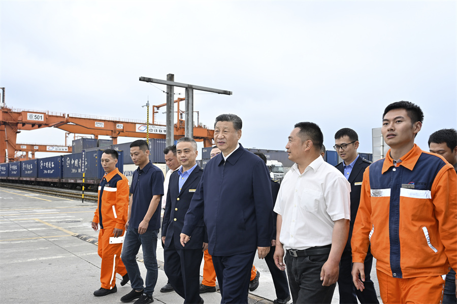 2024年4月22日至24日，中共中央總書記、國(guó)家主席、中央軍委主席習(xí)近平在重慶考察。這是22日下午，習(xí)近平在重慶國(guó)際物流樞紐園區(qū)重慶鐵路集裝箱中心站，同貨車司機(jī)、列車司機(jī)、裝卸工人、場(chǎng)站管理人員等親切交流。新華社記者 岳月偉 攝