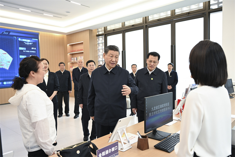 2024年4月22日至24日，中共中央總書記、國(guó)家主席、中央軍委主席習(xí)近平在重慶考察。這是22日下午，習(xí)近平在九龍坡區(qū)謝家灣街道民主村社區(qū)考察。新華社記者 謝環(huán)馳 攝