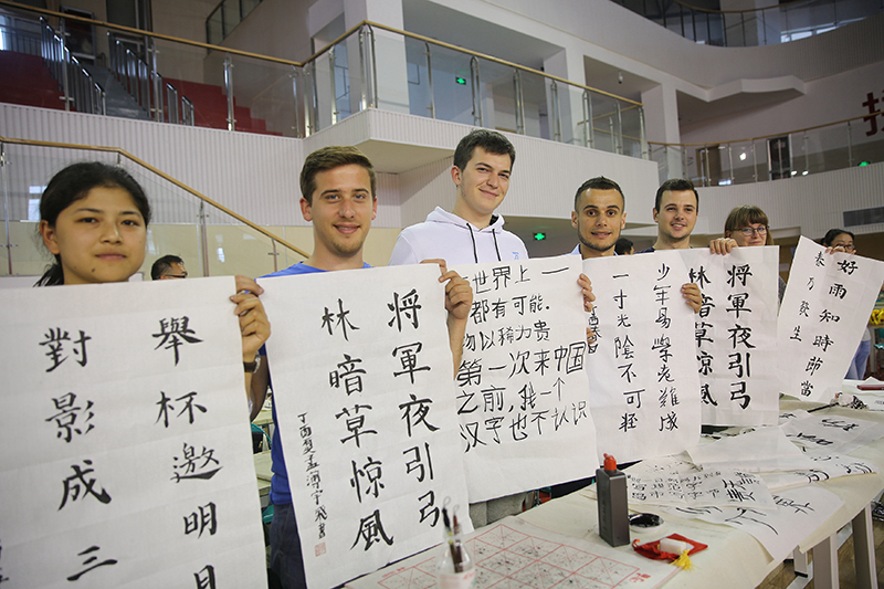 2017年6月5日，來自青島大學(xué)和中國石油大學(xué)（華東）的外國留學(xué)生在展示剛剛現(xiàn)場(chǎng)完成的書法作品。