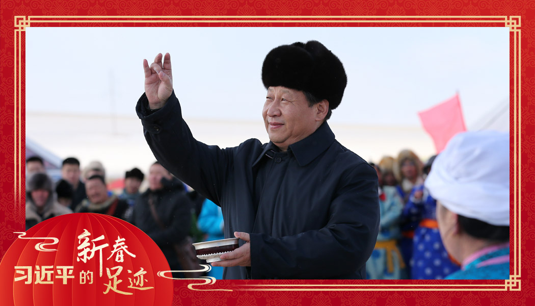 2014年1月27日，習近平總書記在內(nèi)蒙古錫林浩特市寶力根蘇木（鄉(xiāng)）參加冬季那達慕“五畜祈?！眱x式。