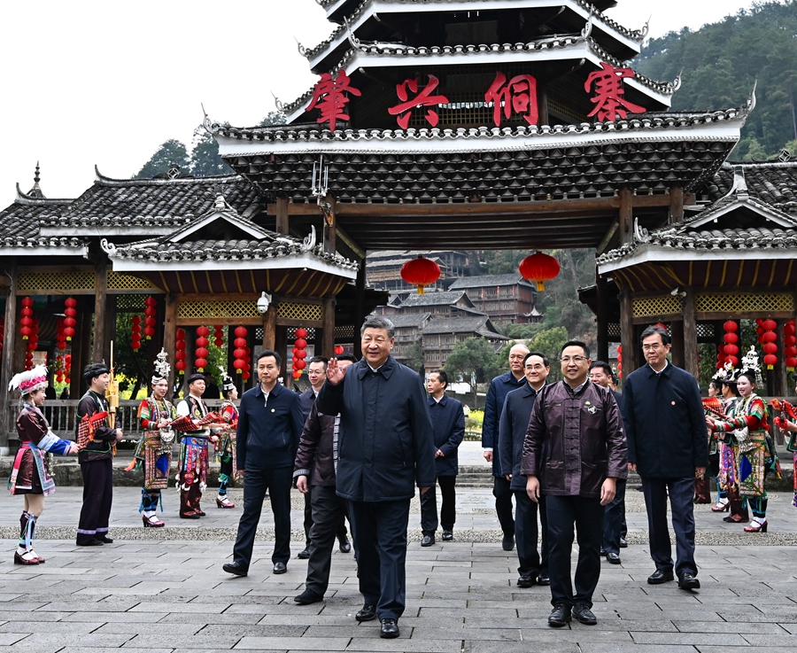 2025年3月17日下午，習(xí)近平在黔東南州黎平縣肇興侗寨考察時，在寨門口向身著民族盛裝歡迎的村民揮手致意。新華社記者 燕雁 攝
