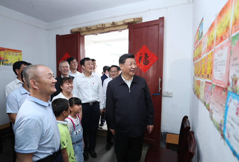 2019年5月20日，習近平總書記在江西省贛州市于都縣梓山鎮(zhèn)潭頭村看望村民孫觀發(fā)一家人。