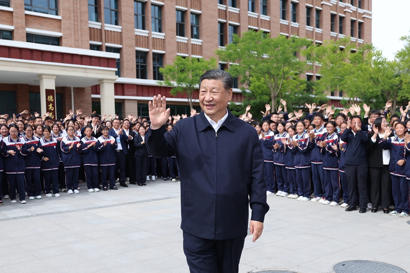 2024年6月18日，習近平總書記在青海果洛西寧民族中學考察時，向師生們揮手致意。