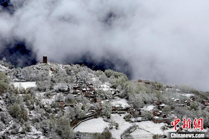 雪后的藏寨和碉樓構成美麗的雪景。　降初澤郎 攝