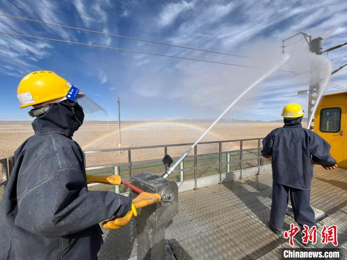 圖為水炮手操作高壓水槍對絕緣子進行清洗。　高啟宏 攝