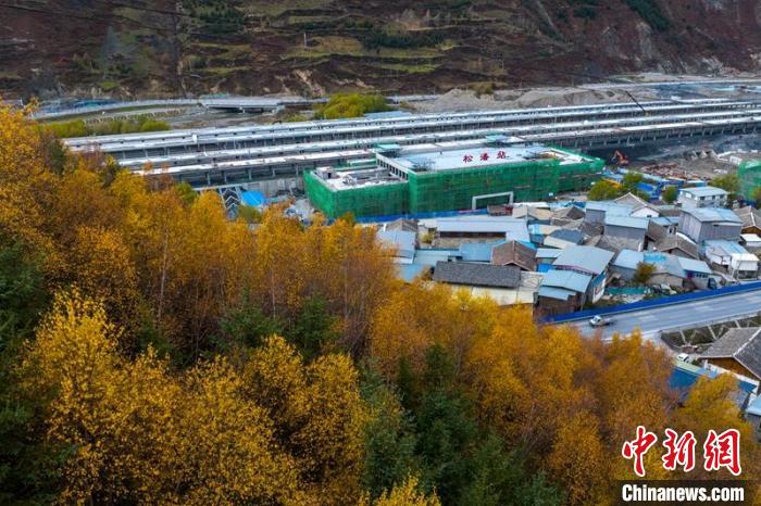 正在建設的成蘭鐵路松潘站。　劉忠俊 攝