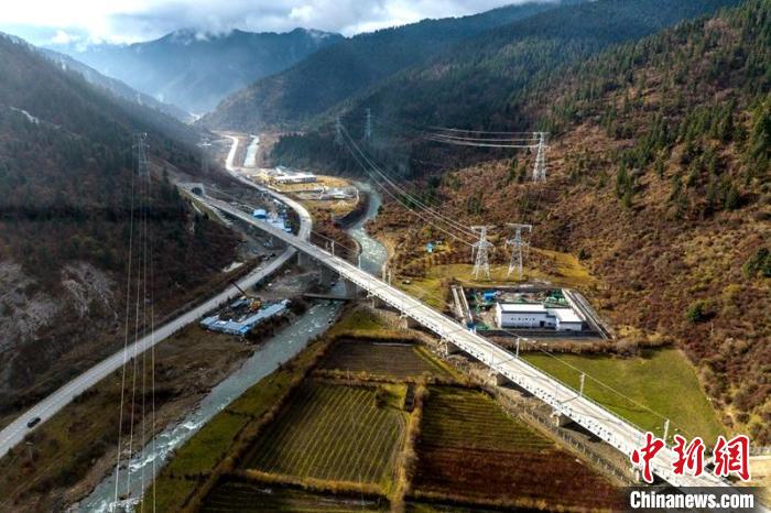 穿越山谷的成蘭鐵路川主寺至黃勝關段?！⒅铱?攝