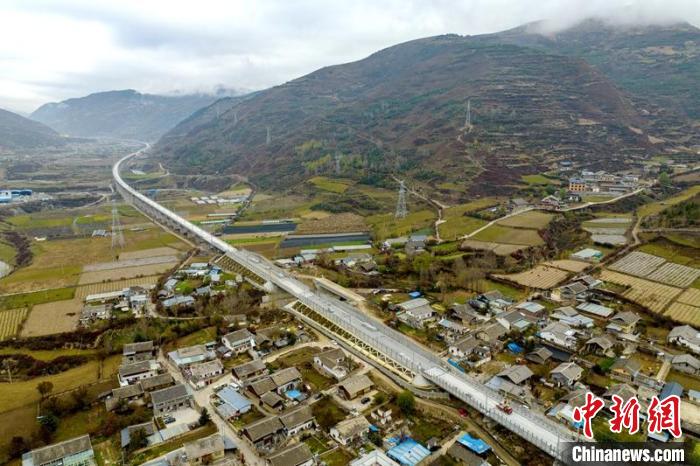 成蘭鐵路松潘右所屯岷江雙線特大橋?！⒅铱?攝