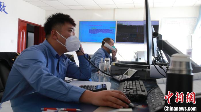 圖為貨運調度人員與外勤工作人員聯系掌握車輛裝載情況。　李生燕 攝