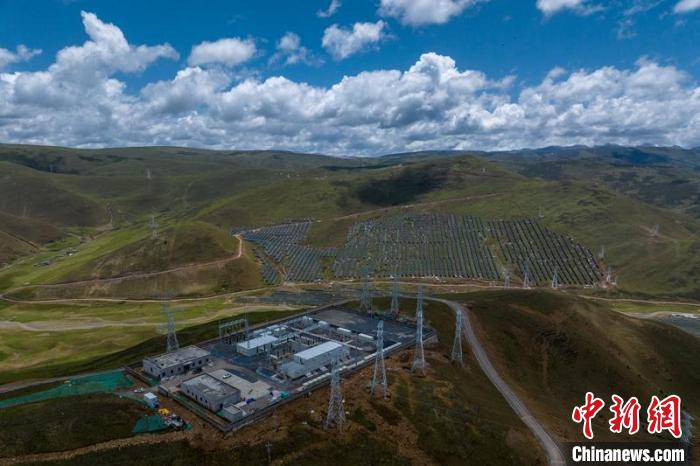 航拍建成投運的柯拉一期光伏電站升壓站。　劉忠俊 攝