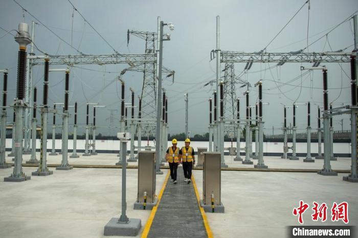 工作人員正在綿竹牽引變電所內(nèi)巡查設(shè)備受電運(yùn)行情況。　劉忠俊 攝