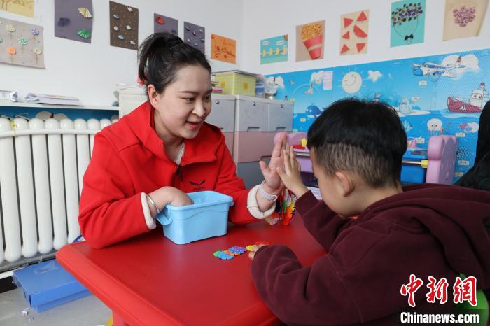 青海西寧：特教老師用愛點亮孤獨癥兒童內心世界