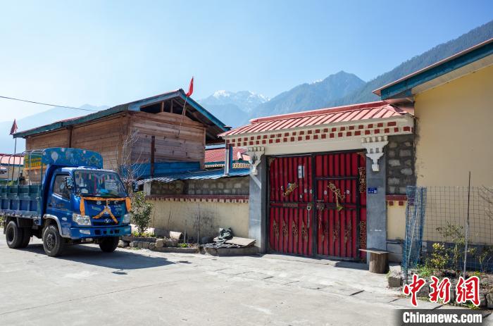 圖為林芝下察隅鎮(zhèn)布巴村村民家門口停放著貨運車輛。　江飛波 攝