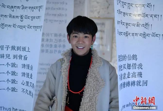 圖為丁真在理塘勒通古鎮倉央嘉措微型博物館里留影。<a target='_blank' ><p  align=