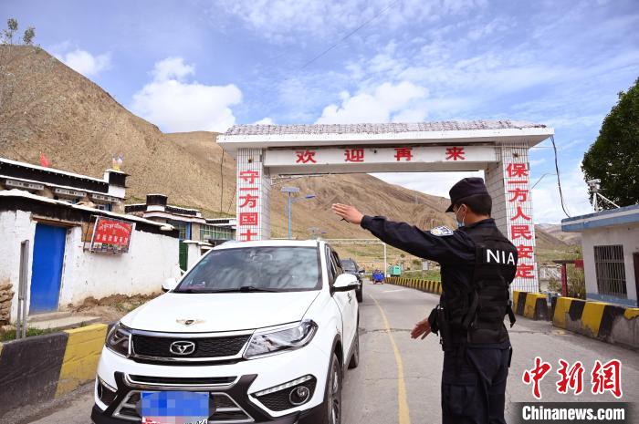 圖為移民管理警察示意司機停車接受檢查?！≮w朗 攝