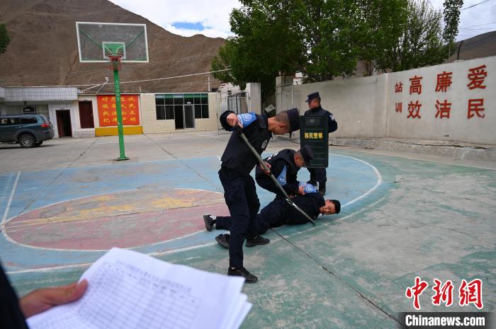 圖為移民管理警察進行警務技能考核?！≮w朗 攝
