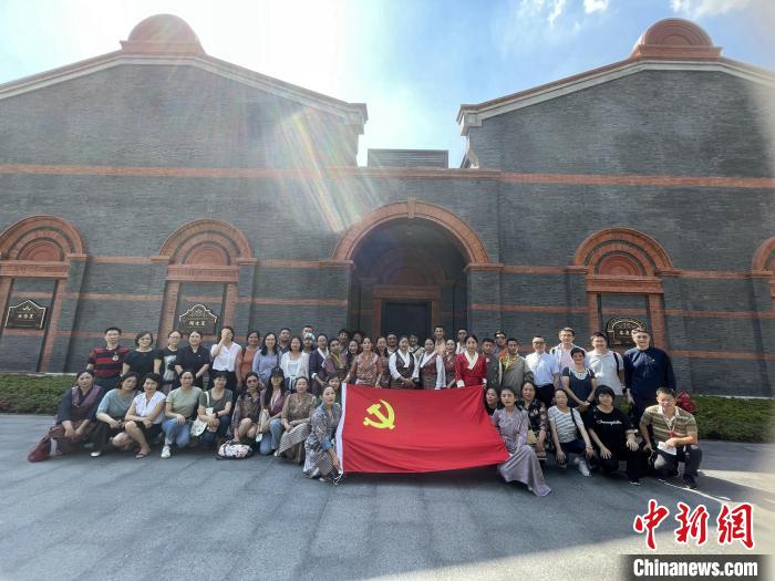 參觀中共一大、二大會址，學員們回顧了中國共產黨百年大黨的革命歷程。　華東師大供圖