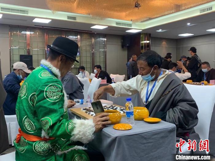 圖為參賽選手正在進行藏棋對弈。　謝牧 攝