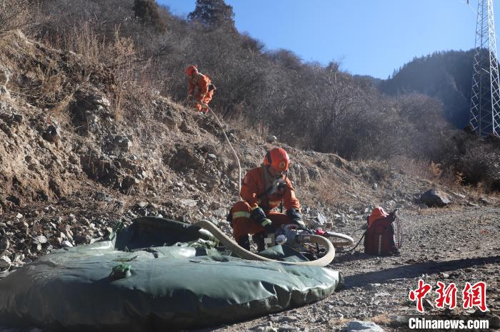 圖為參訓消防指戰員架設蓄水池。　昌都市森林消防支隊江達縣中隊 攝