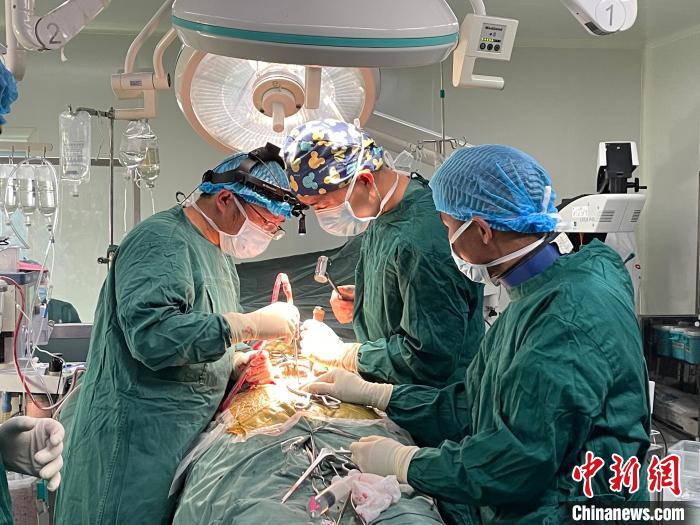 圖為在北京援藏醫(yī)療隊專家指導下，多項新技術(shù)使用到脊柱疾病的手術(shù)中。(資料圖) 拉薩市人民醫(yī)院脊柱外科供圖