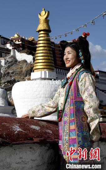 西藏自治區(qū)級(jí)非遺項(xiàng)目——拉薩服飾，圖為舊時(shí)拉薩貴族婦女的裝扮。