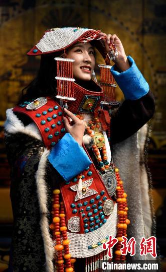 圖為國(guó)家級(jí)非遺項(xiàng)目——西藏阿里普蘭的“宣”服，該服飾華麗稀有，每逢節(jié)日盛典時(shí)才會(huì)穿戴。　李林 攝