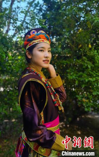 圖為國(guó)家級(jí)非遺項(xiàng)目——林芝工布藏族服飾。　李林 攝