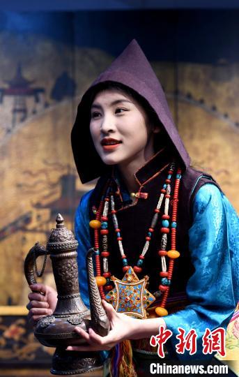 圖為西藏自治區(qū)級(jí)非遺項(xiàng)目——山南浪卡子縣的羊卓服飾。　李林 攝