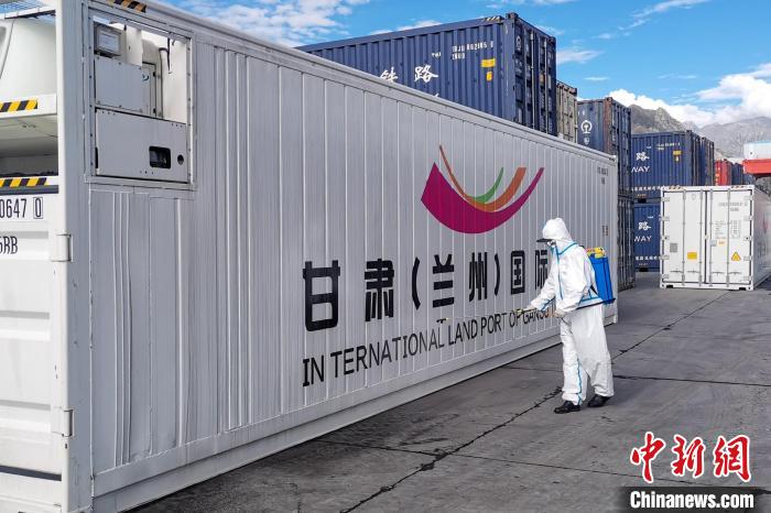 9月9日，甘肅省援助拉薩700噸生活物資“乘冷鏈專列”抵達拉薩。　國鐵青藏集團有限公司拉薩車務段 供圖