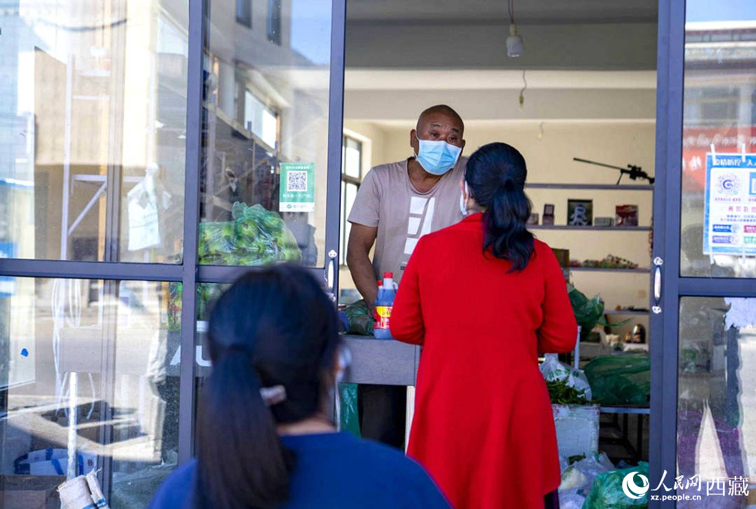 市民們有序排隊購買早餐。人民網(wǎng) 次仁羅布攝