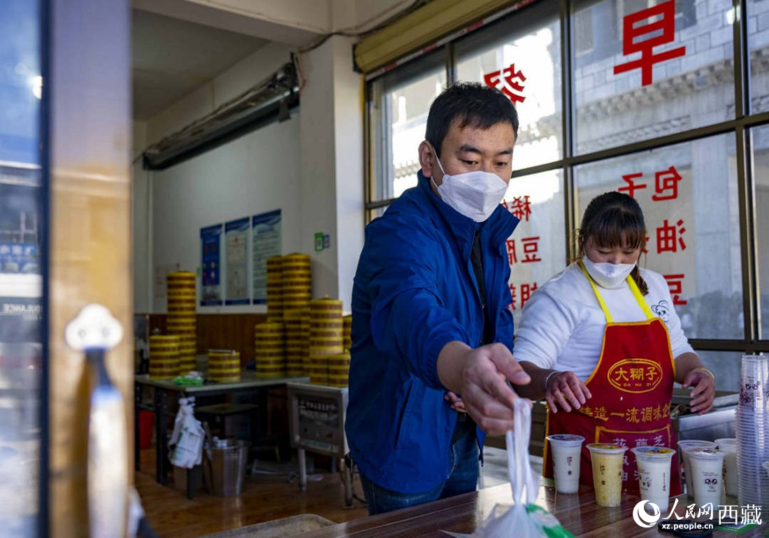 市民購買早餐。人民網(wǎng) 次仁羅布攝