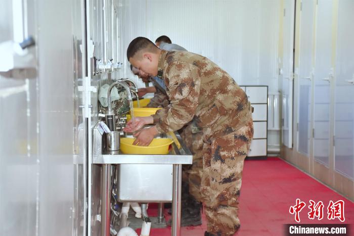 圖為阿里軍分區(qū)某邊防團(tuán)官兵在新建水房洗漱。　劉曉東 攝