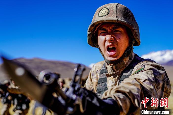 官兵正在進行刺殺操訓(xùn)練?！∥鞑厣侥宪姺謪^(qū)某團供圖