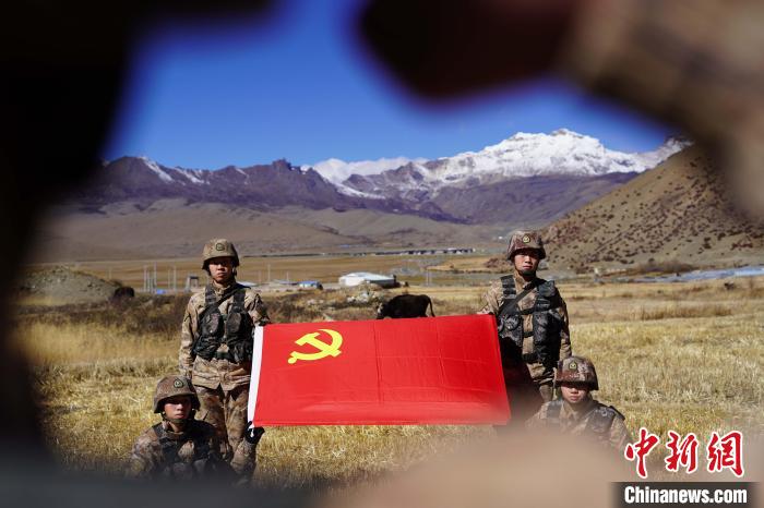 指導(dǎo)員楊磊帶領(lǐng)官兵重溫入黨誓詞。　西藏山南軍分區(qū)某團供圖
