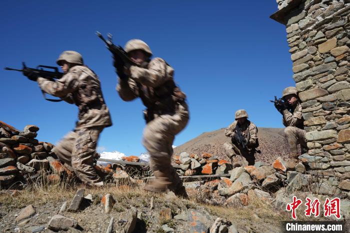 官兵正在進行戰(zhàn)術(shù)綜合訓(xùn)練。　西藏山南軍分區(qū)某團供圖