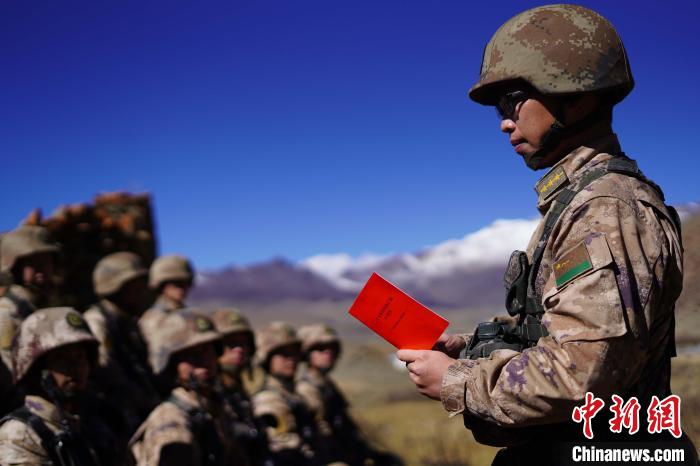 訓(xùn)練間隙，楊磊正在為官兵作宣講?！∥鞑厣侥宪姺謪^(qū)某團供圖