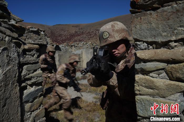 官兵正在進行戰(zhàn)術(shù)綜合訓(xùn)練。　西藏山南軍分區(qū)某團供圖