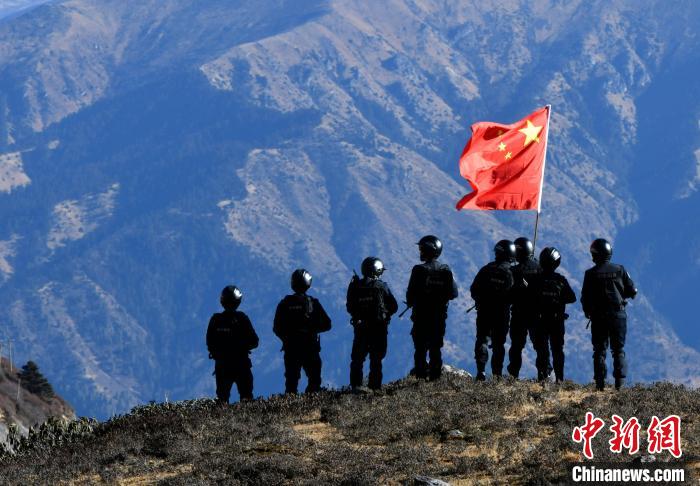 1月6日，移民警察在執勤。　李林 攝