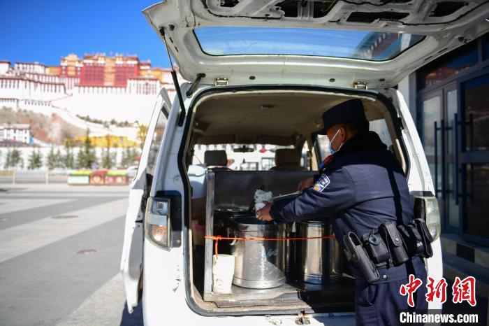 圖為1月23日，布達(dá)拉宮廣場派出所民警正在打午飯。　貢嘎來松 攝