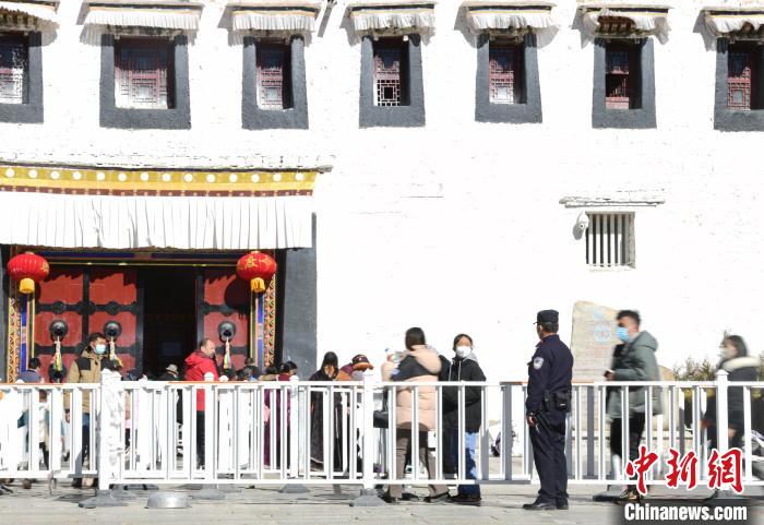 圖為1月23日，布達(dá)拉宮廣場派出所民警正在引導(dǎo)游客。　貢嘎來松 攝