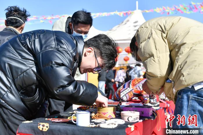 圖為展銷(xiāo)會(huì)現(xiàn)場(chǎng)。　貢嘎來(lái)松 攝